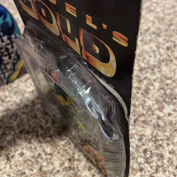 Marvel's Gold Collector's Edition Vision Action Figure Toy Biz 1997. NIB. - Picture 5 of 6